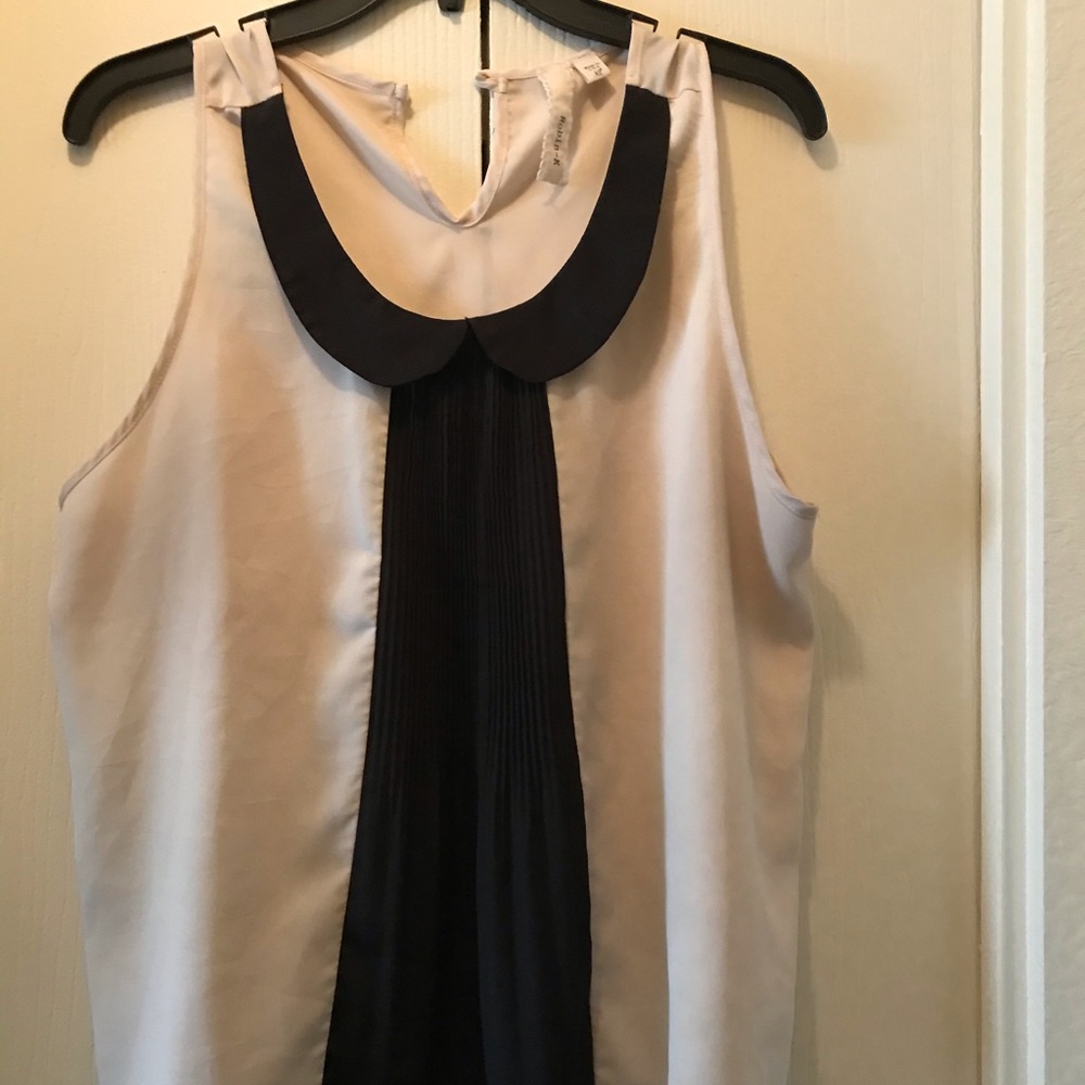 Super cute, sleeveless top